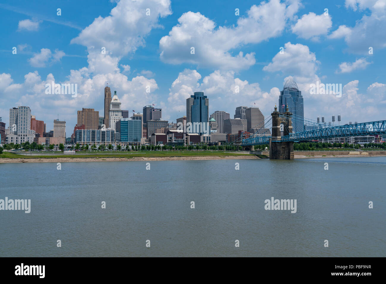 CINCINNATI, OH- 18. JUNI 2018: Cincinnati, Ohio City Skyline entlang dem Ohio River Stockfoto