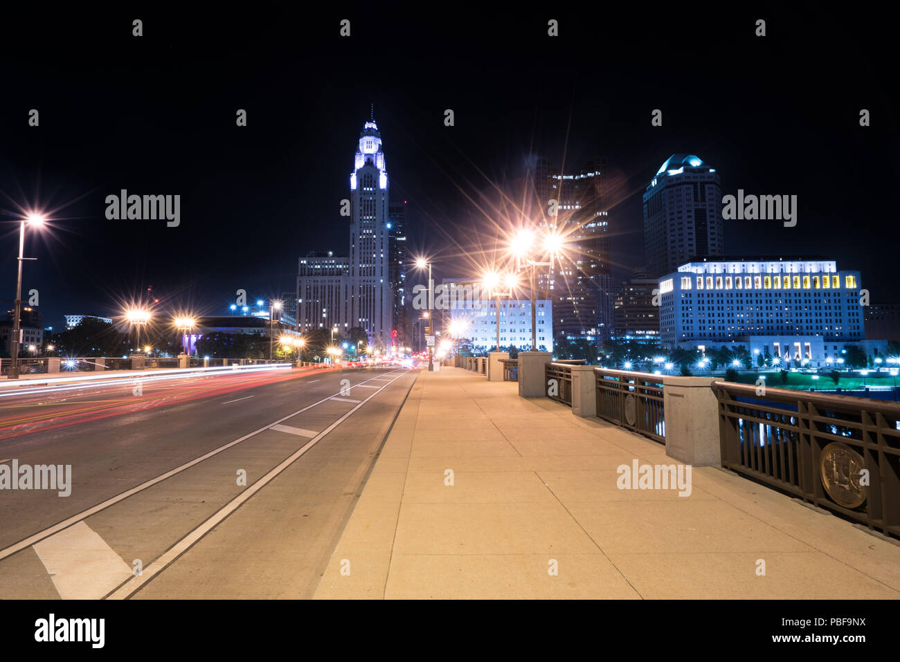 Night Skyline von Columbus, Ohio entlang der Breiten Straße Brücke Stockfoto