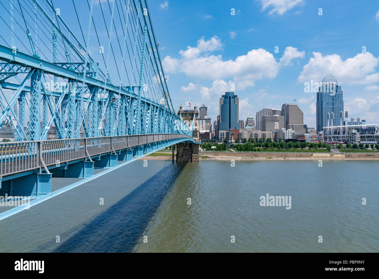 CINCINNATI, OH- 18. JUNI 2018: Cincinnati, Ohio City Skyline entlang dem Ohio River von John A. Roebling Brücke Stockfoto