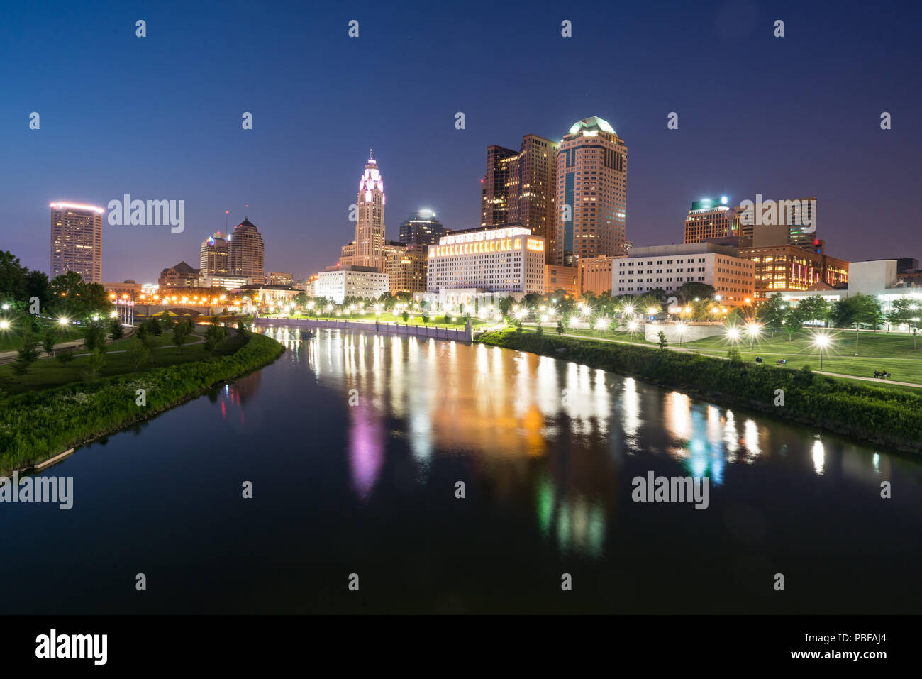 Columbus, Ohio City Skyline entlang der Scioto River Stockfoto