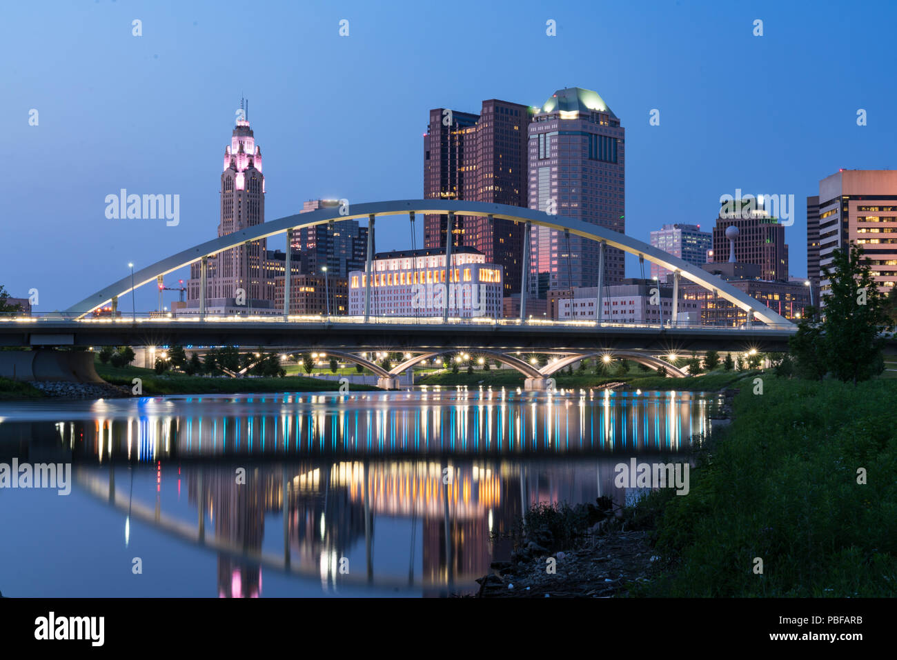 Columbus, Ohio City Night Skyline entlang der Scioto River Stockfoto