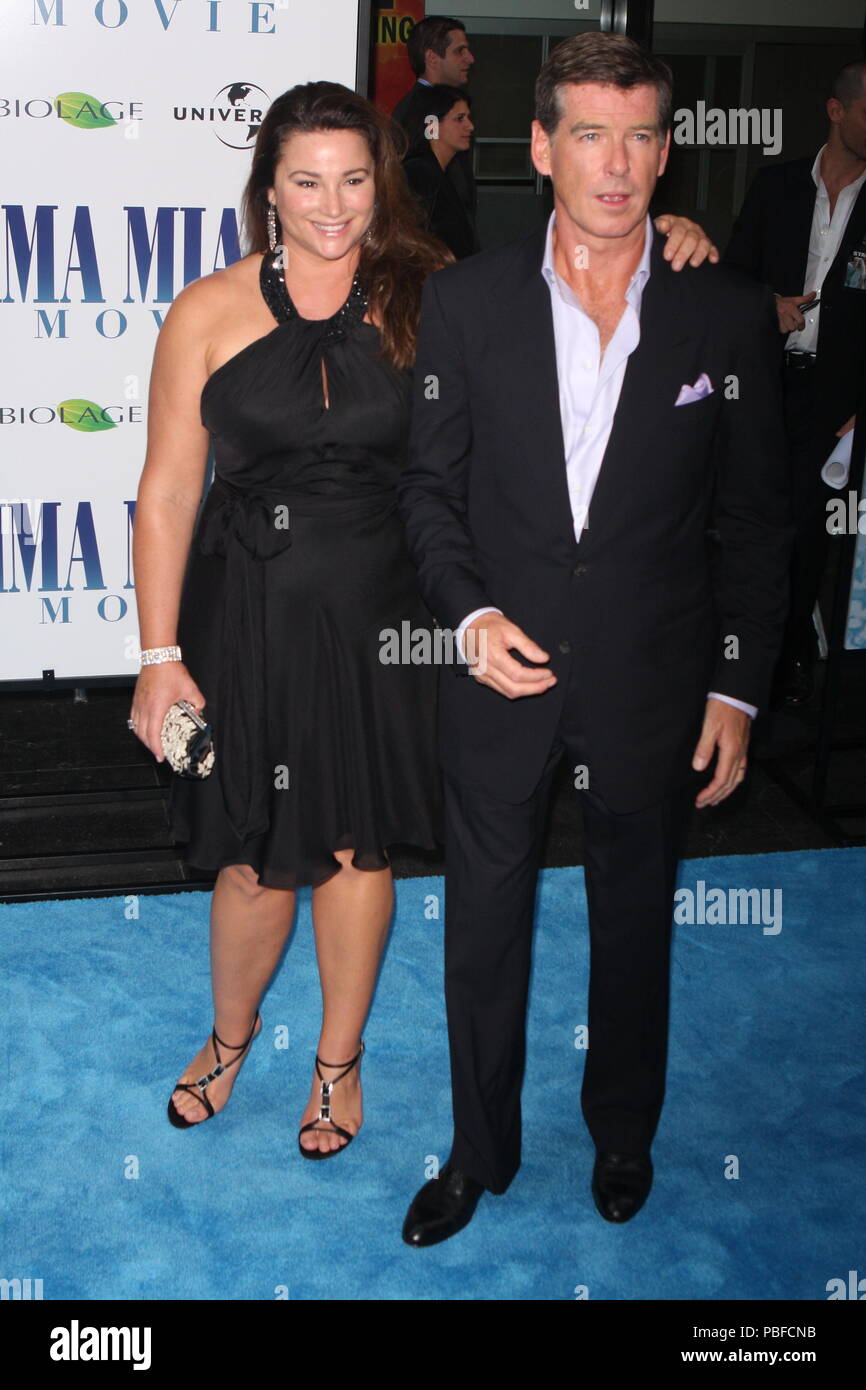 Pierce Brosnan Keely Shay Smith 07 16 08 Foto Von John Barrett Photolink Net Stockfotografie Alamy