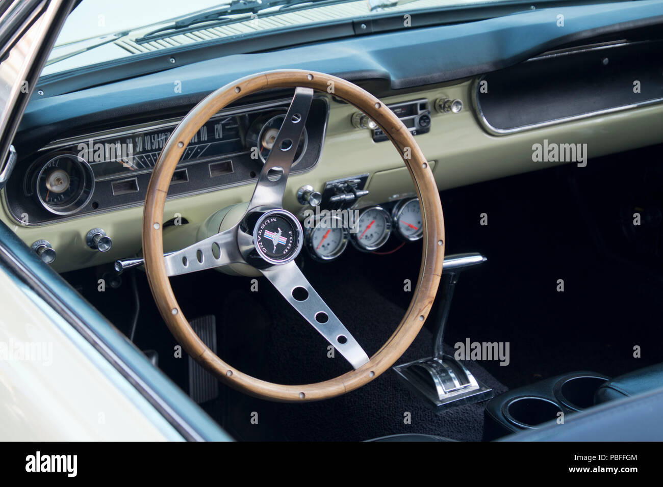 Speedometer Steering Wheel Ford Mustang Stockfotos