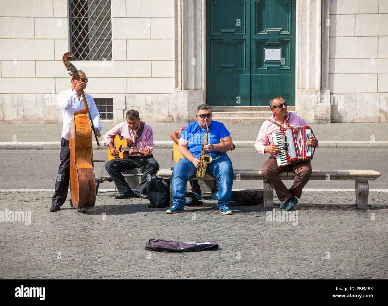 Rom, Italien, 20.September 2014: Straßenmusiker spielen an der Piazza Navona am 20.September. 2014. Rom, Italien. Die Piazza Navona ist einer der wichtigsten touristischen attra Stockfoto