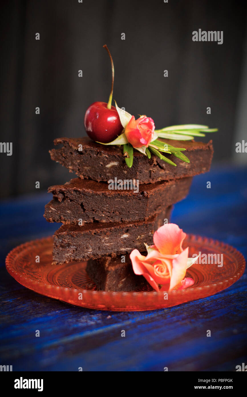 Schokoladenkuchen mit Beeren, mit Blumen dekoriert. Kopieren Sie Platz Stockfoto
