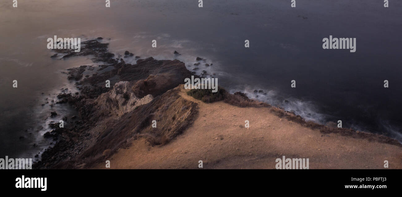 Lange Belichtung geschossen von sanften Wellen in Flat Rock Point Felsformationen und Bluff Cove Trail nach Sonnenuntergang, Palos Verdes Estates, Kalifornien Stockfoto