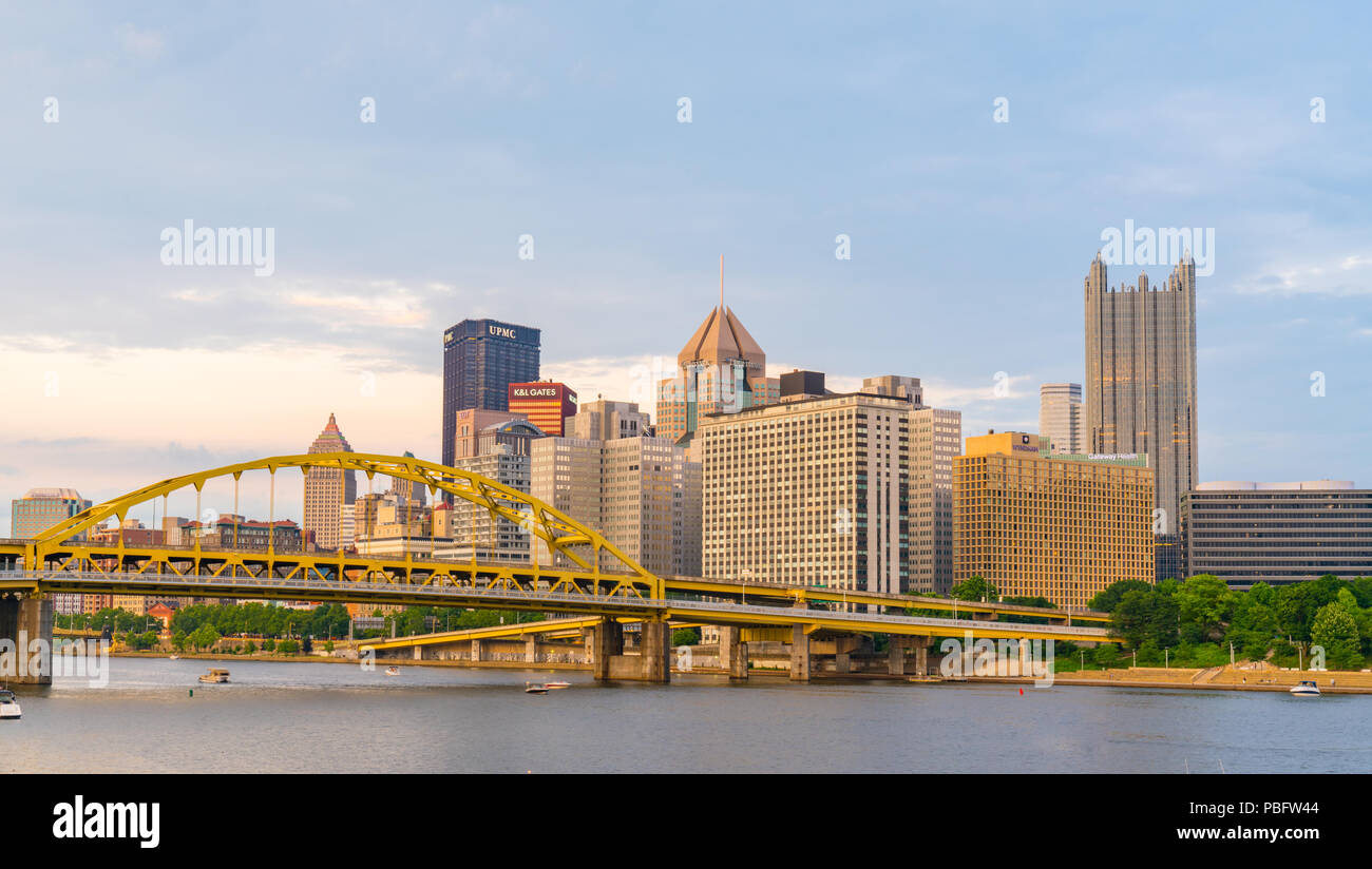 PITTSBURGH, PA - 16. JUNI 2018: Pittsburgh, Pennsylvania Skyline entlang der Allegheny River von North Shore Riverfront Park Stockfoto