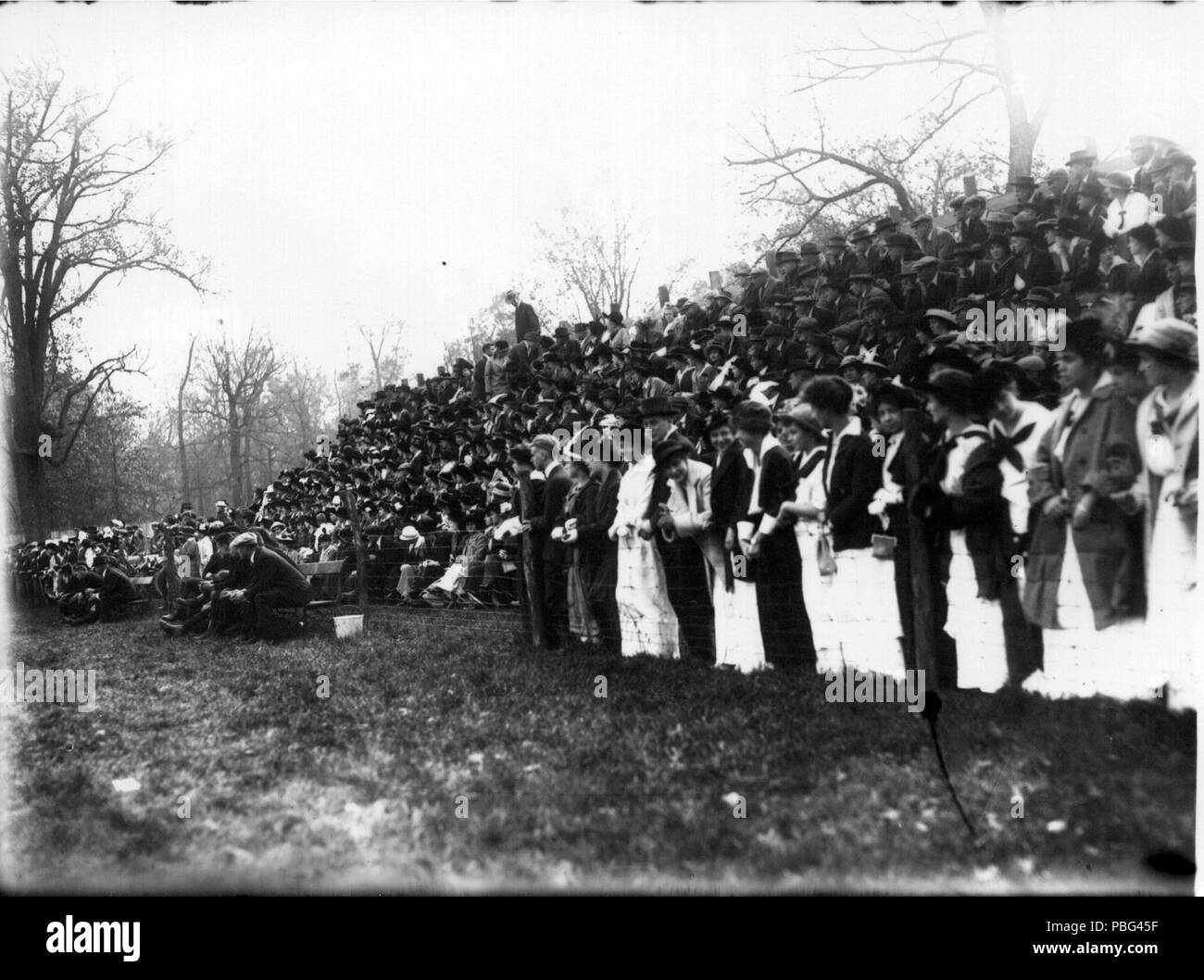1558 Zuschauer am Miami-Mount Union Fußball Spiel 1914 (3192191244) Stockfoto