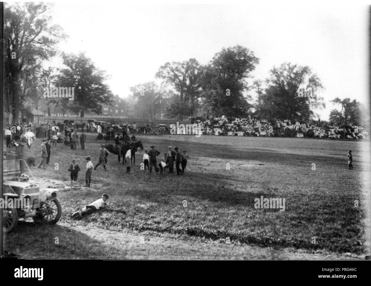 1558 Zuschauer in steht bei Neuling - sophomore Contest 1910 (3190851913) Stockfoto