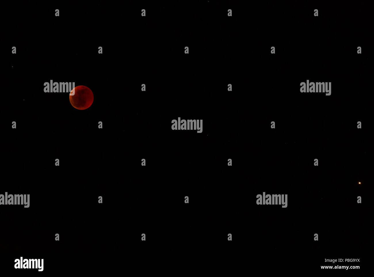 Blutige Mondfinsternis vom 28. Juli 2018 Begleiter mit Mars im Rahmen. Die längste Mondfinsternis. In Israe erfasst Stockfoto