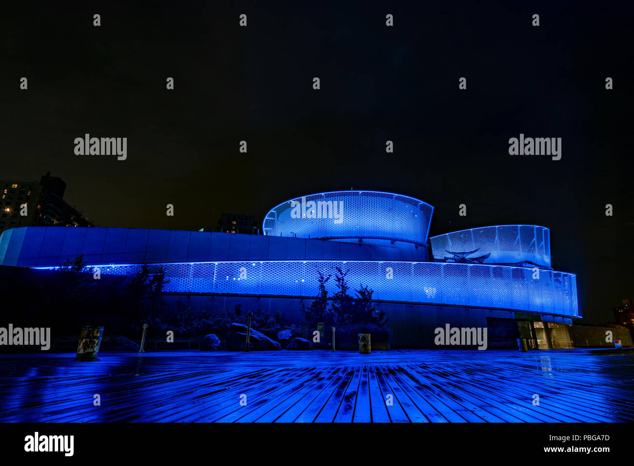Blick auf die neue New York Aquarium bauen von riegelmann Boardwak in Brooklyn, NY bei Nacht Stockfoto