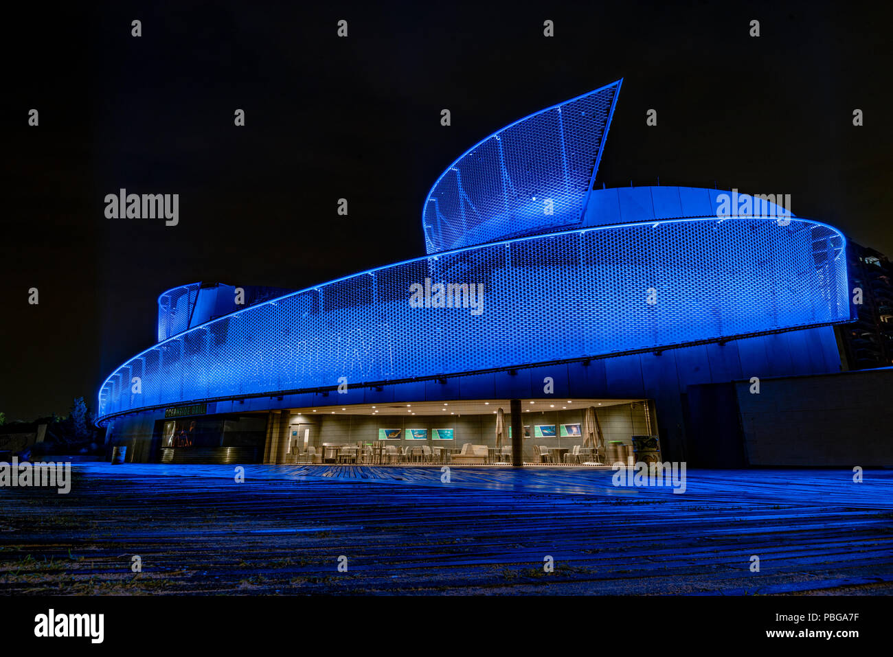 Blick auf die neue New York Aquarium bauen von riegelmann Boardwak in Brooklyn, NY bei Nacht Stockfoto