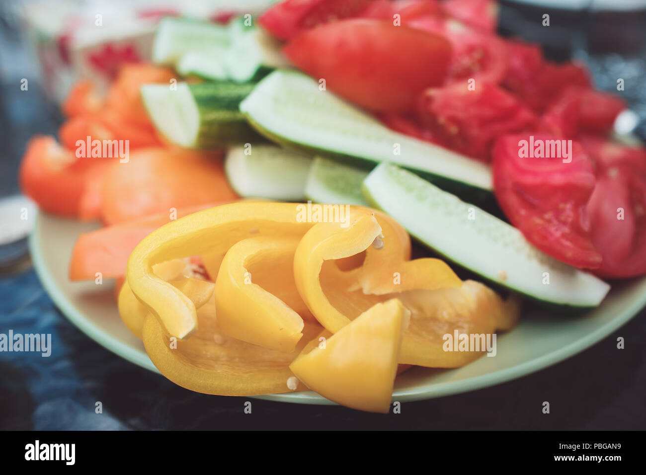 Sortiment frisches Gemüse gelbe Paprika, rote Tomaten, grüne Gurken, dish Tabelle, in der Nähe Stockfoto