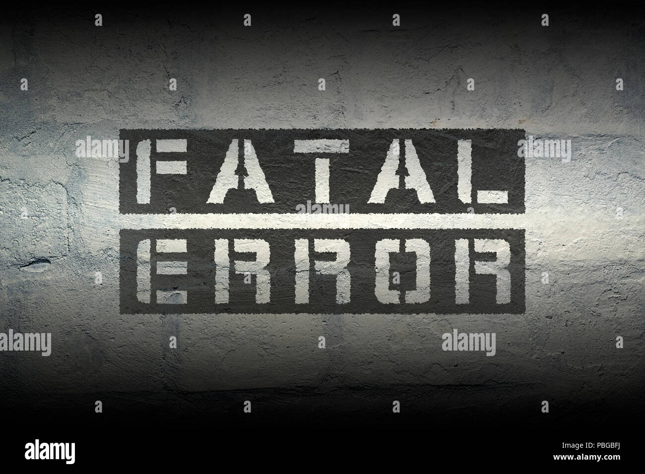 Fatal Error schwarze Schablone drucken auf der grunge Ziegelmauer mit Farbverlauf; speziell entwickelte Schrift wird verwendet Stockfoto