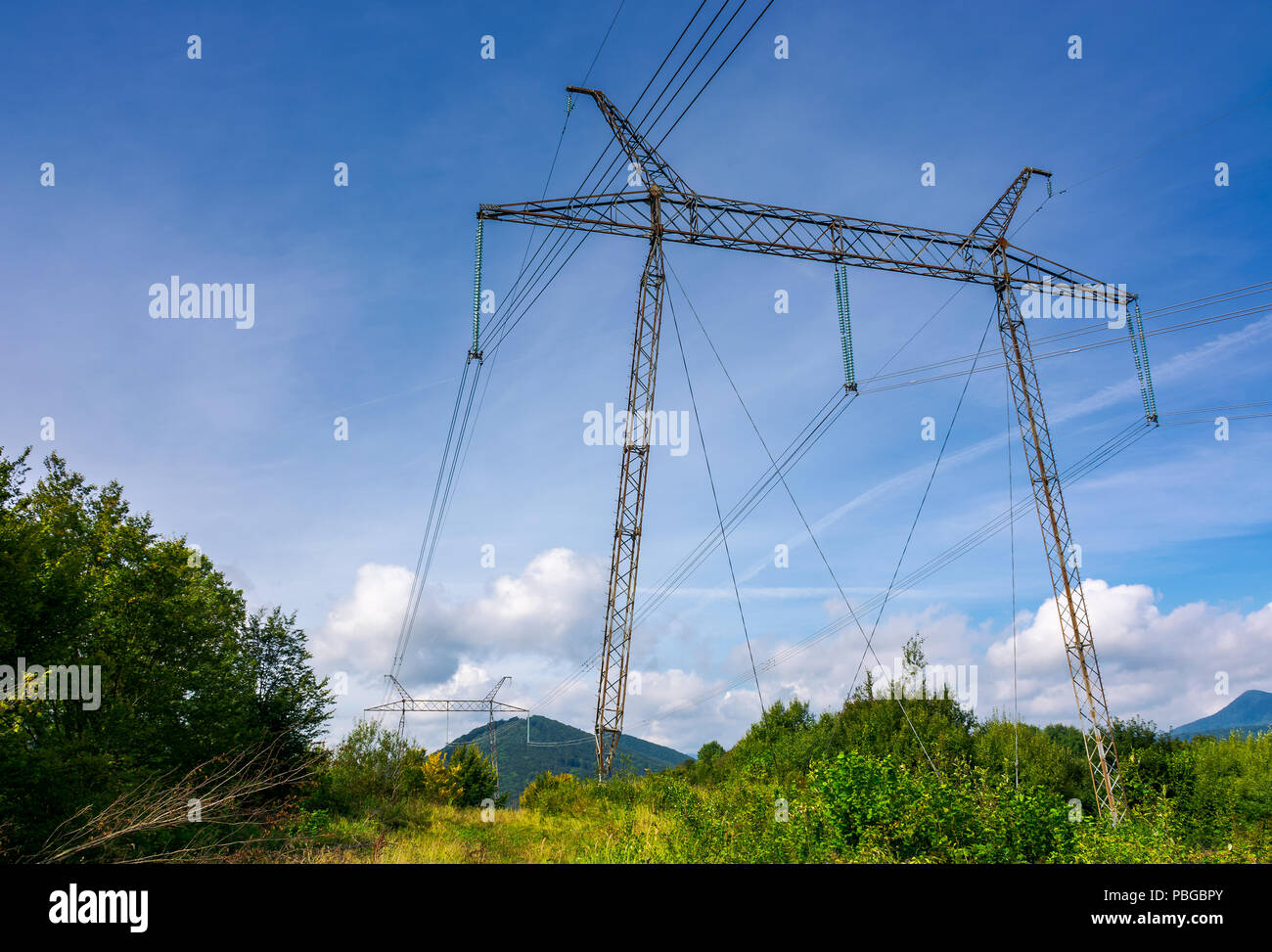 Power line Turm auf einem Hügel. Riesige Metall Konstruktion in einer wunderschönen Landschaft. Kraft und Energie Konzept Stockfoto