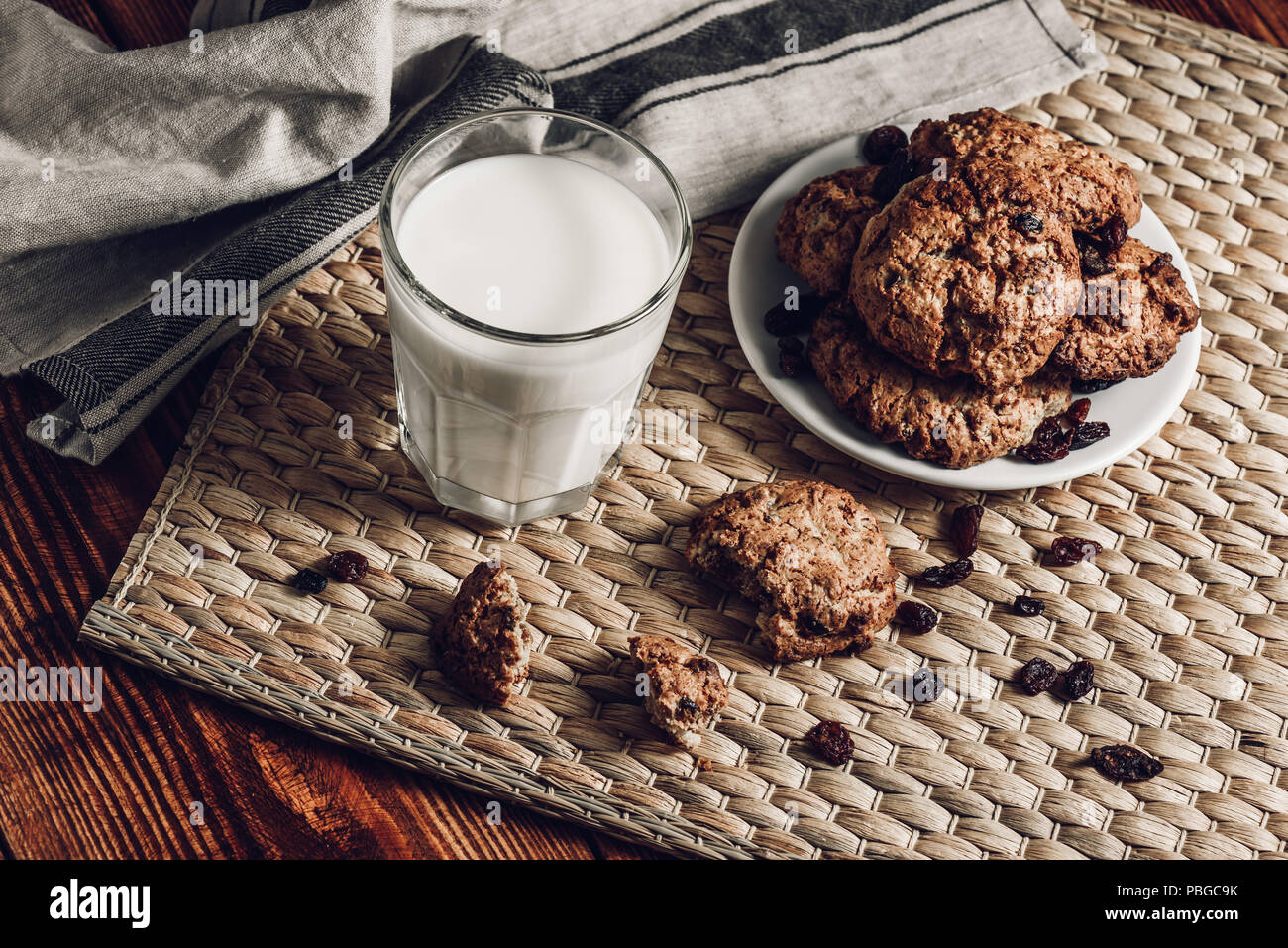 Haferflocken Cookies auf Platte mit Milch in Glas Stockfoto