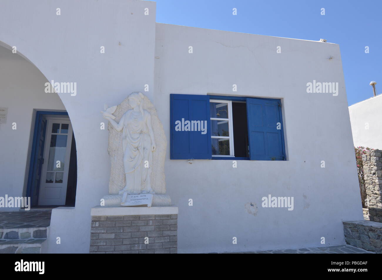 Gebäude mit den typischen blauen Türen und Fenster in Ano Mera auf der Insel Mykonos. Architektur Landschaften Reisen Kreuzfahrten. Juli 3, 2018. Ano Mera Stockfoto