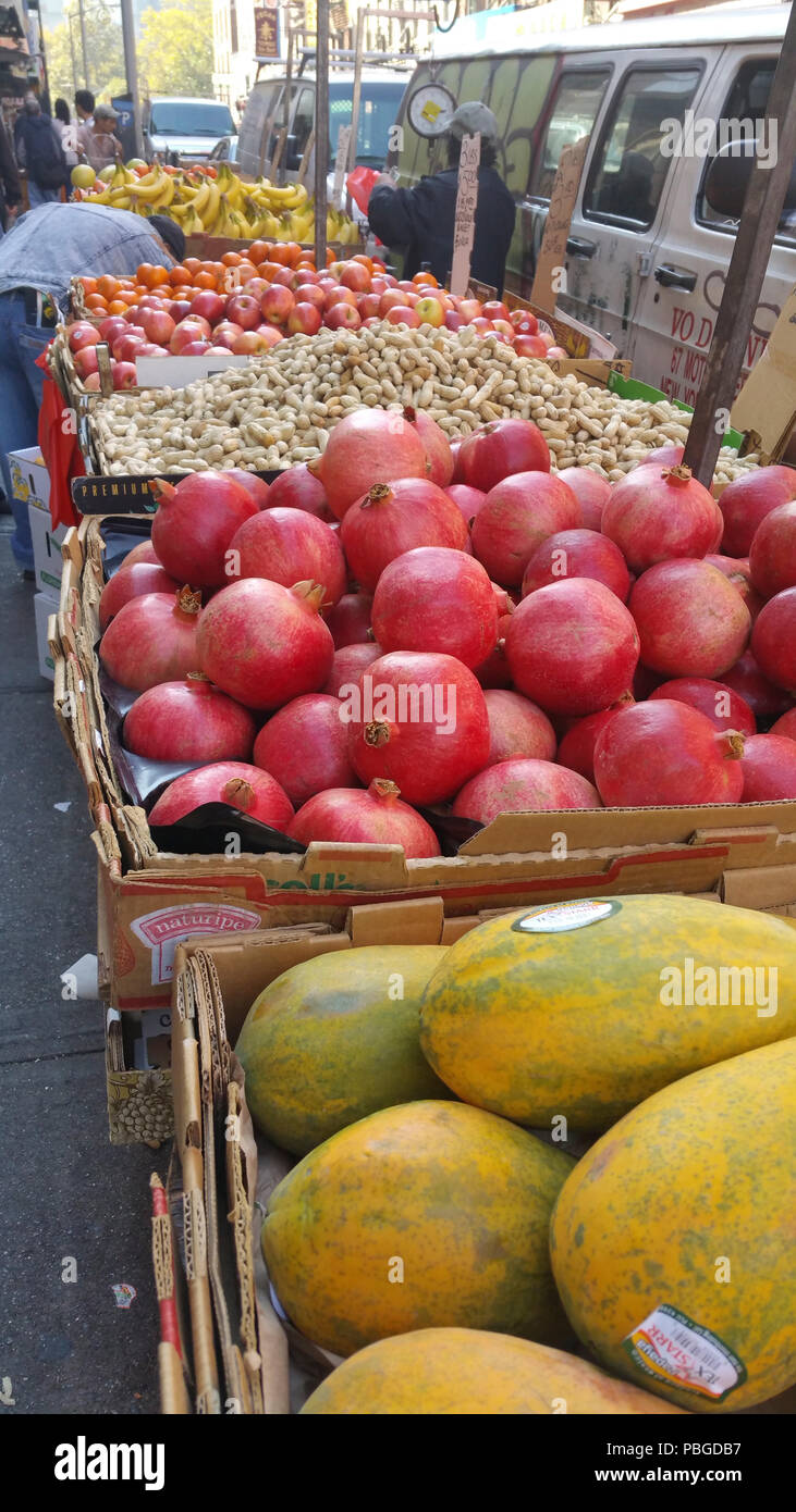 Granatäpfel und Papaya zum Verkauf an einer im Chinatown in New York Stockfoto