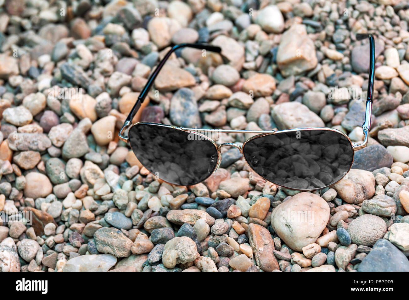 Schwarze Sonnenbrille auf einer Küste Stockfoto