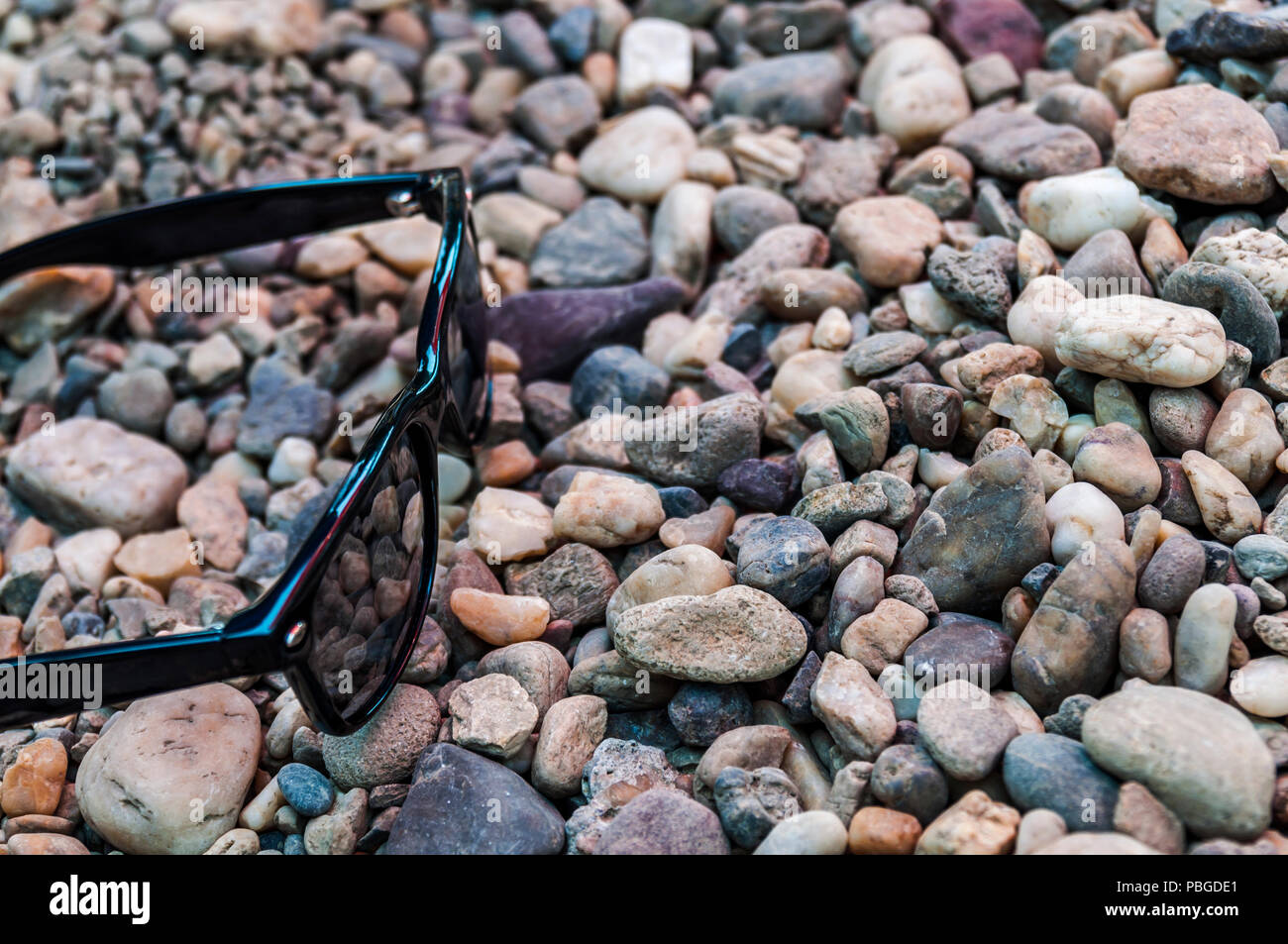 Schwarze Sonnenbrille auf einer Küste Stockfoto