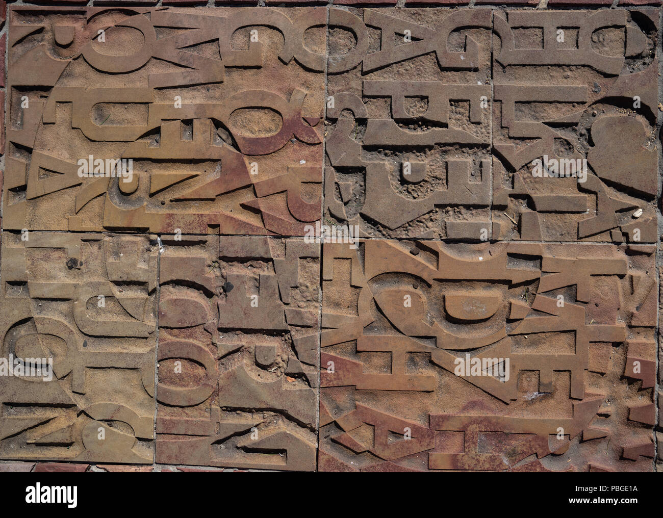 Geschnitzte Buchstaben auf Stein Granit Boden Stockfoto