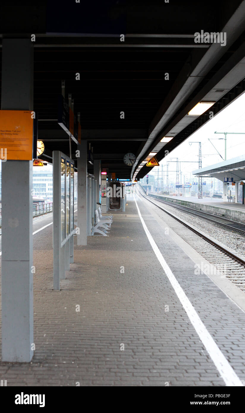 Leeren Bahnhof in Köln Deutschland infolge der Entdeckung eines nicht explodierter Weltkrieg 2 Bombe in der Nähe. Stockfoto