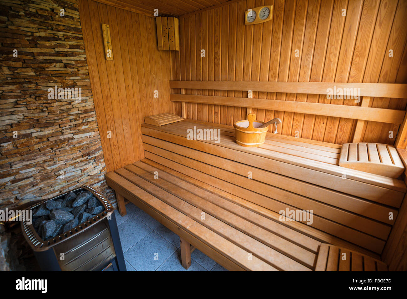 Leere sauna Zimmer mit traditioneller Sauna Zubehör Stockfoto