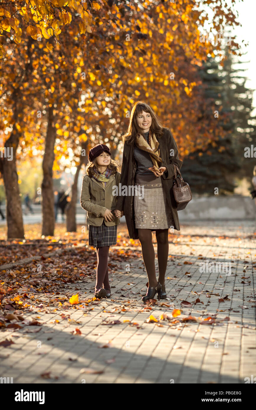 Vertikale Foto, gerne schöne Mädchen mit Mather Spaziergang im Park. Stockfoto