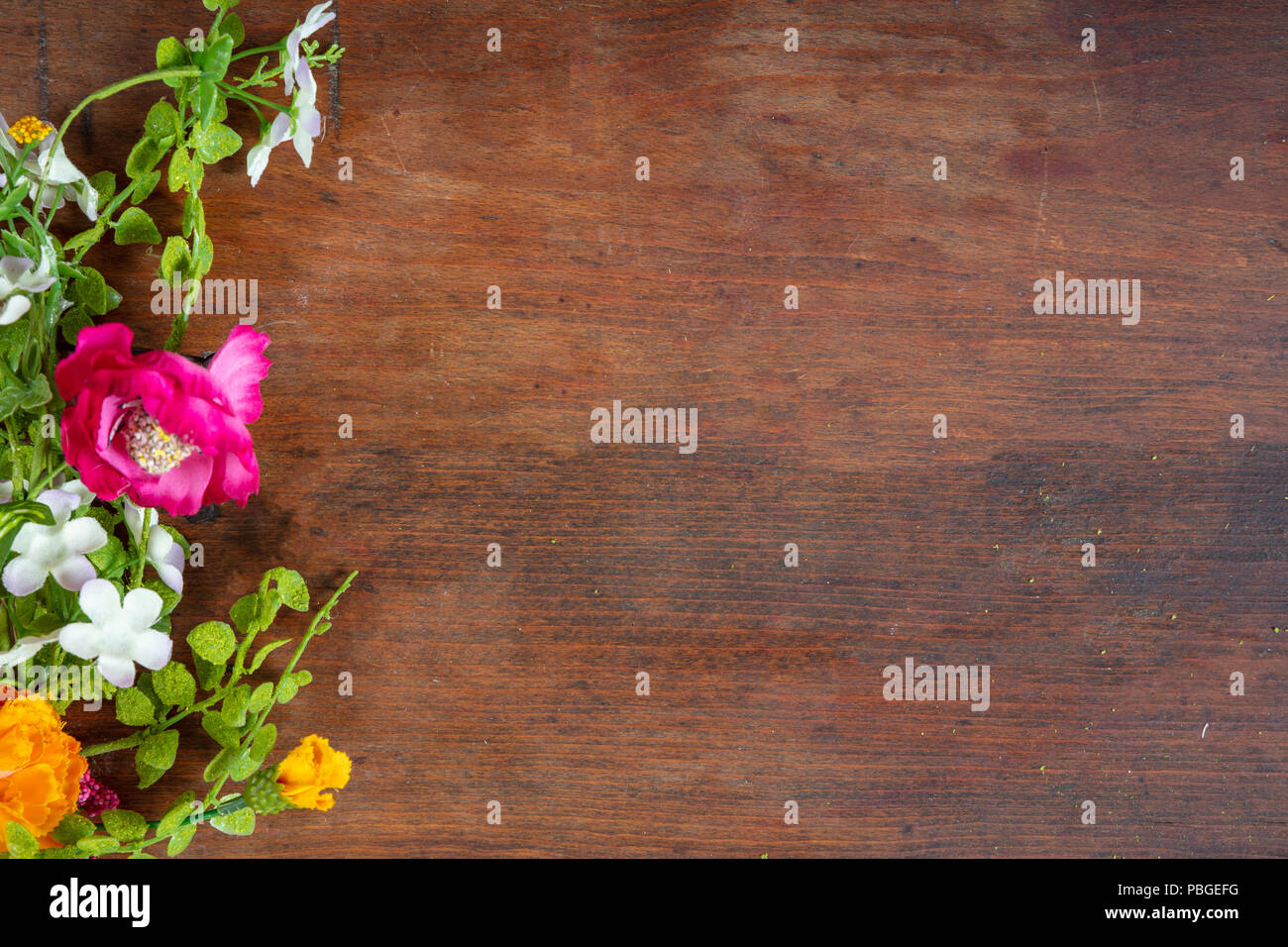 Bunte Blume Grenze auf hölzernen Hintergrund, Kopieren, Ansicht von oben Stockfoto