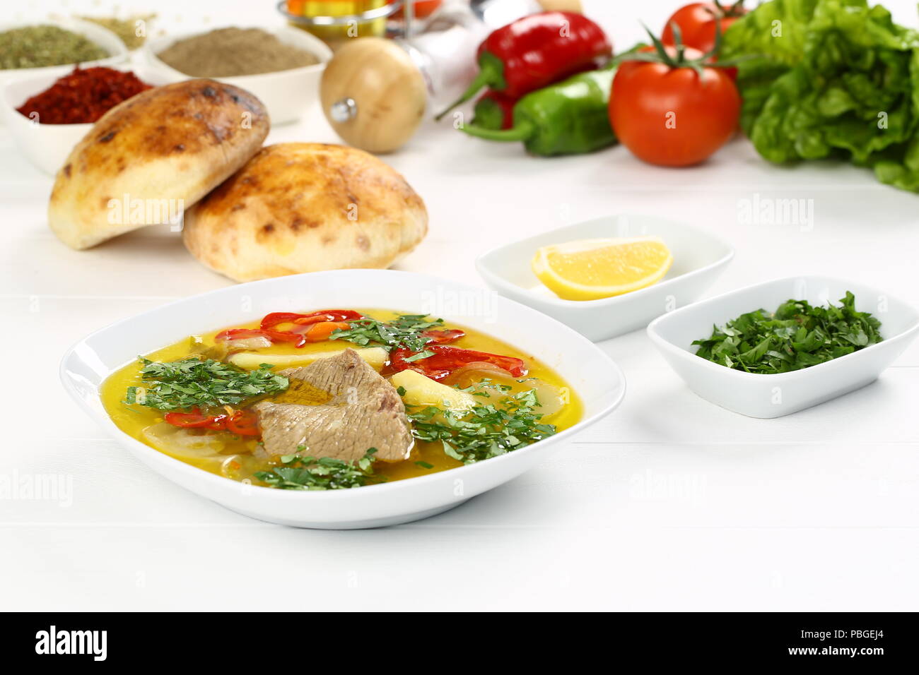 Eintopf Suppe khashlama mit Lamm, Kartoffeln und Karotten in der Platte Stockfoto