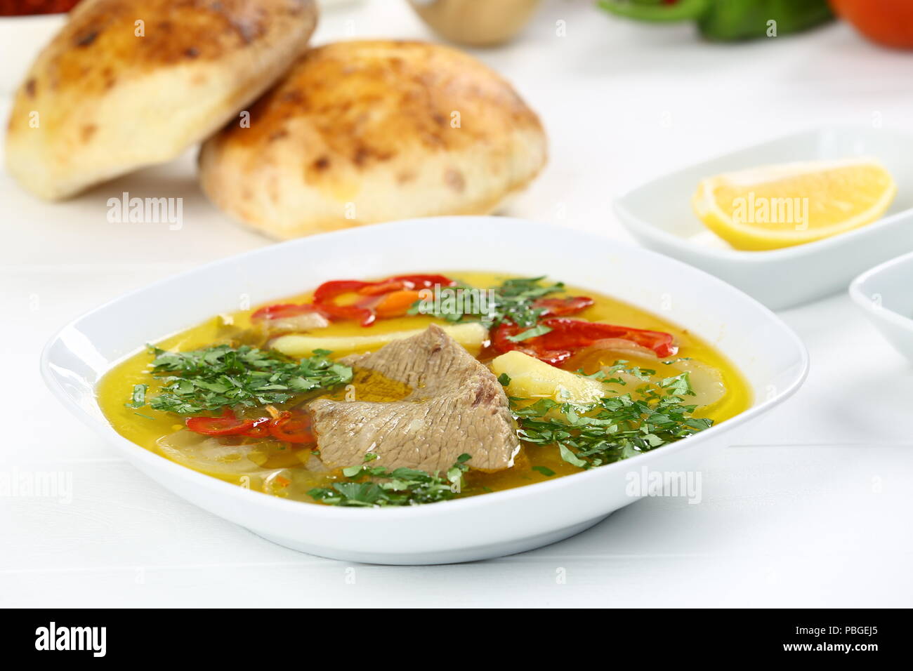 Eintopf Suppe khashlama mit Lamm, Kartoffeln und Karotten in der Platte Stockfoto
