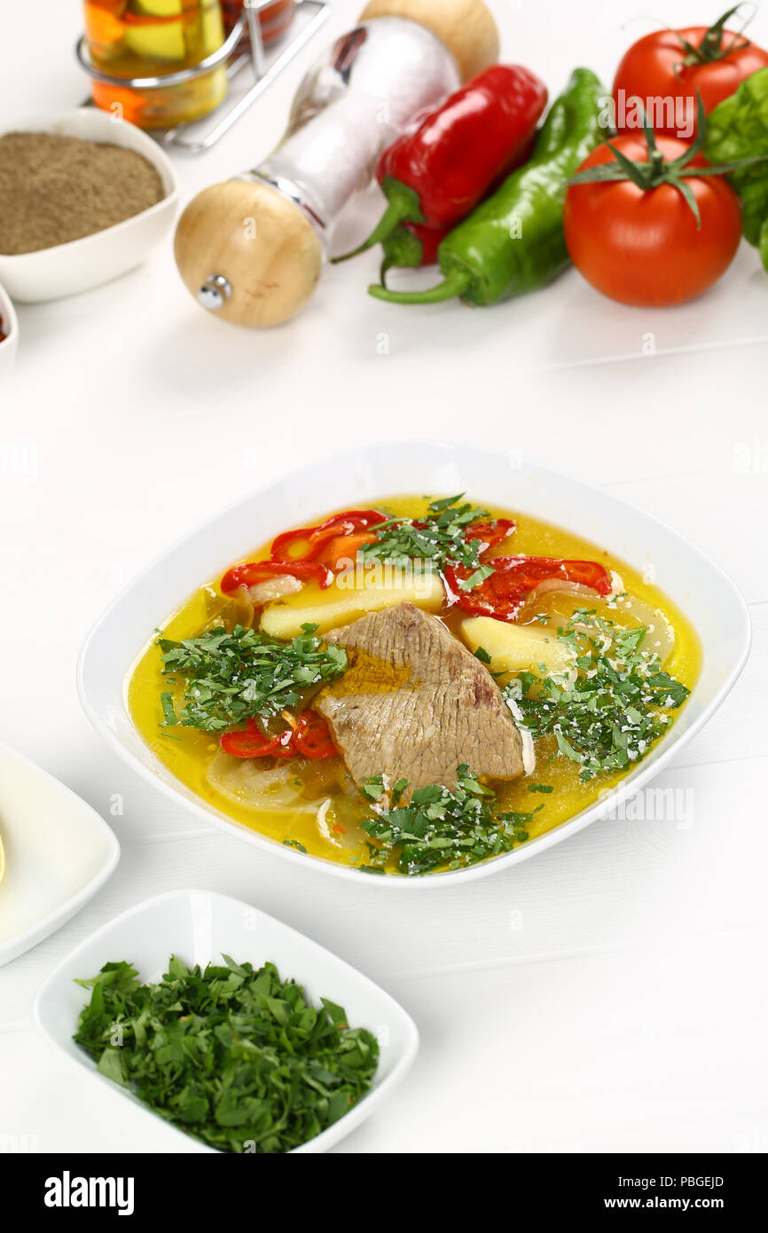 Eintopf Suppe khashlama mit Lamm, Kartoffeln und Karotten in der Platte Stockfoto