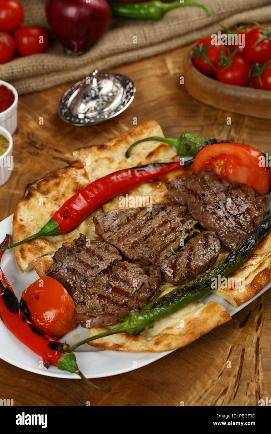 Gegrilltes Rindfleisch Steak und Pommes Frites Stockfoto