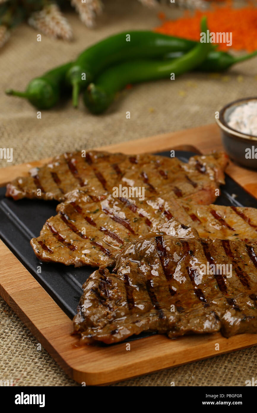 Gegrilltes Rindfleisch Steak und Pommes Frites Stockfoto