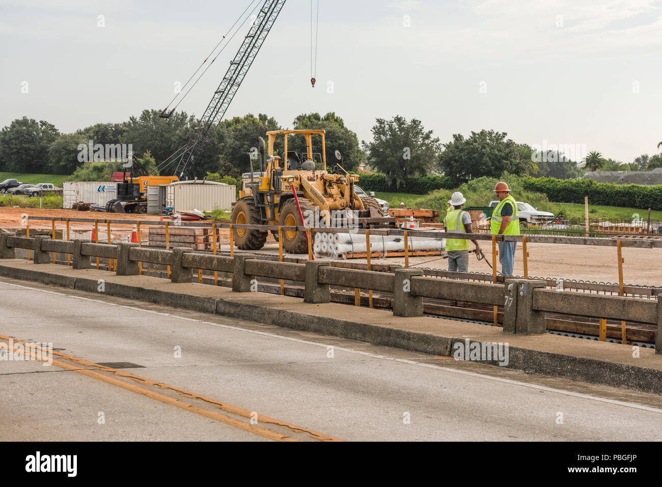 Aufbau der SR 19 Brücke am kleinen See Harris in Lake County, Florida, USA Stockfoto