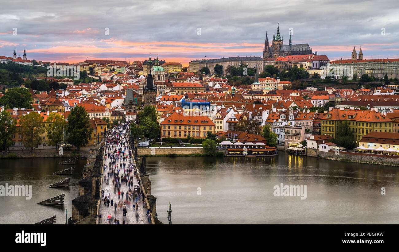 Blick bei Sonnenuntergang von Old Town Bridge Tower über die historische Karlsbrücke, Burg und St. Veitsdom, Prag, Tschechische Republik Stockfoto