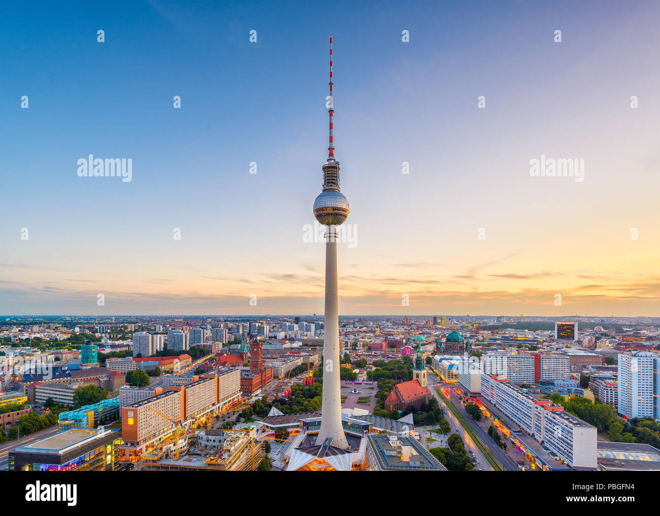 Berlin, Deutschland die Skyline in der Dämmerung. Stockfoto