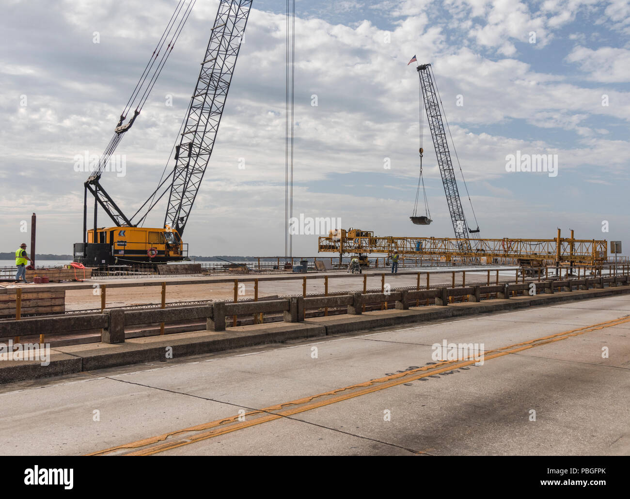 Aufbau der SR 19 Brücke am kleinen See Harris in Lake County, Florida, USA Stockfoto