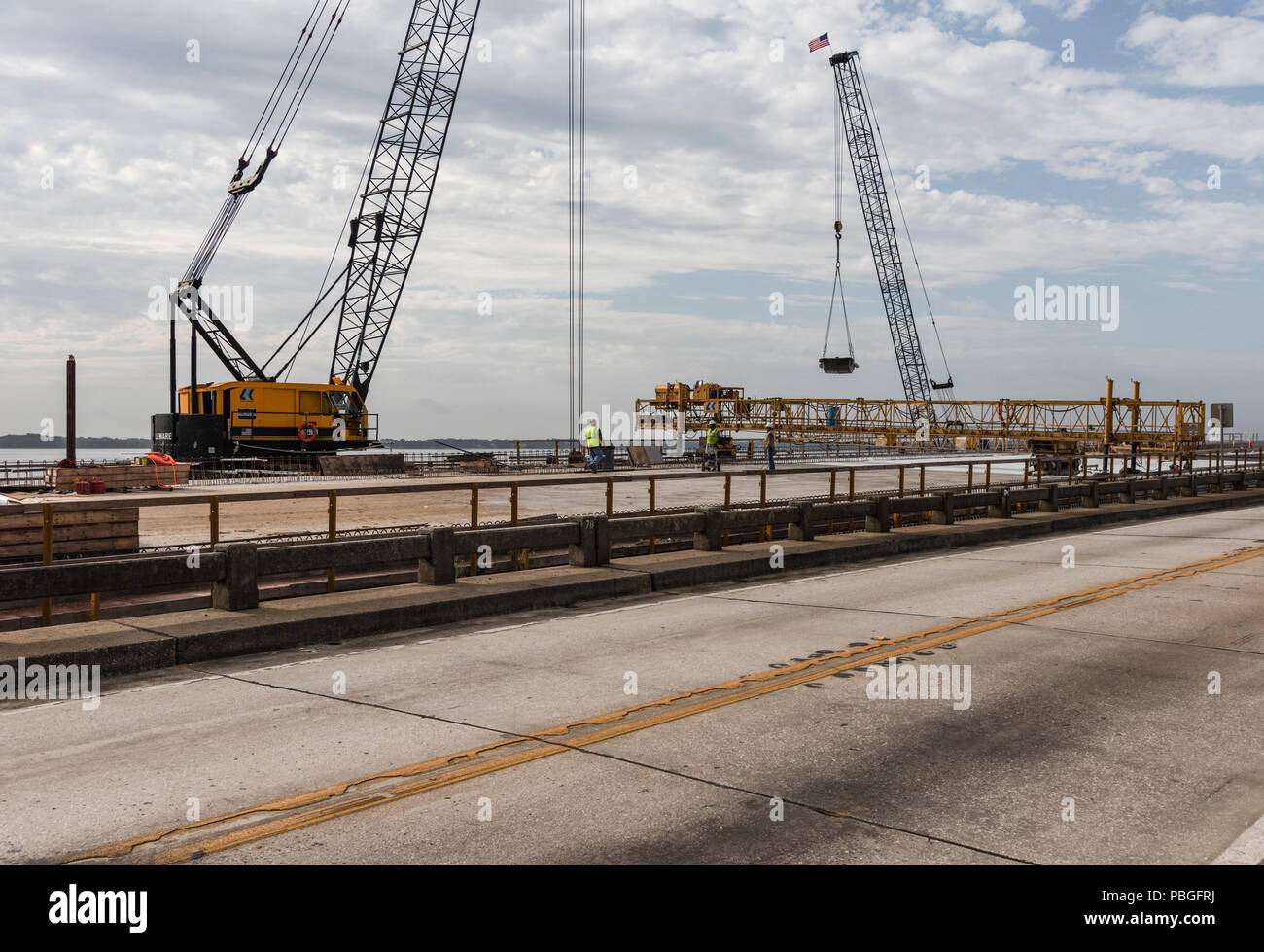 Aufbau der SR 19 Brücke am kleinen See Harris in Lake County, Florida, USA Stockfoto