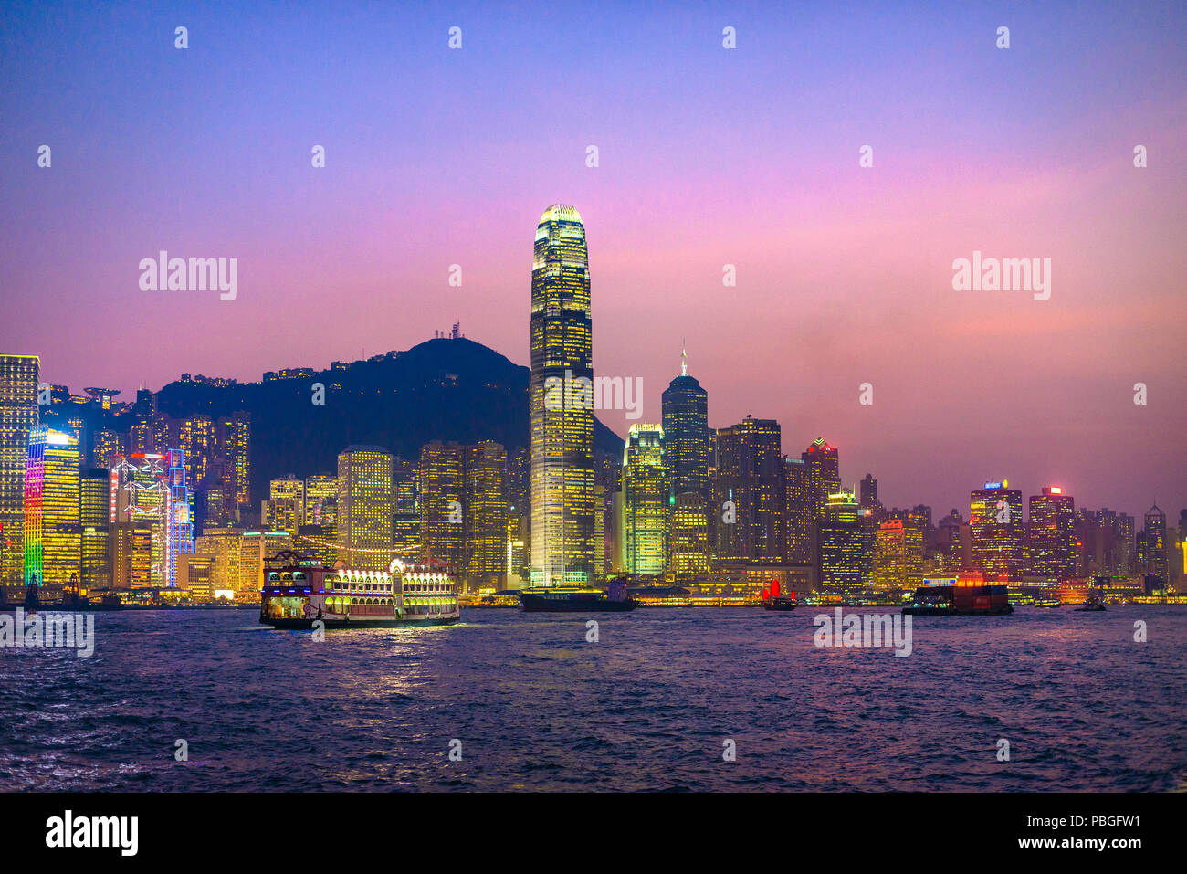 Hongkong, China City Skyline von Victoria Hafen bei Dämmerung. Stockfoto