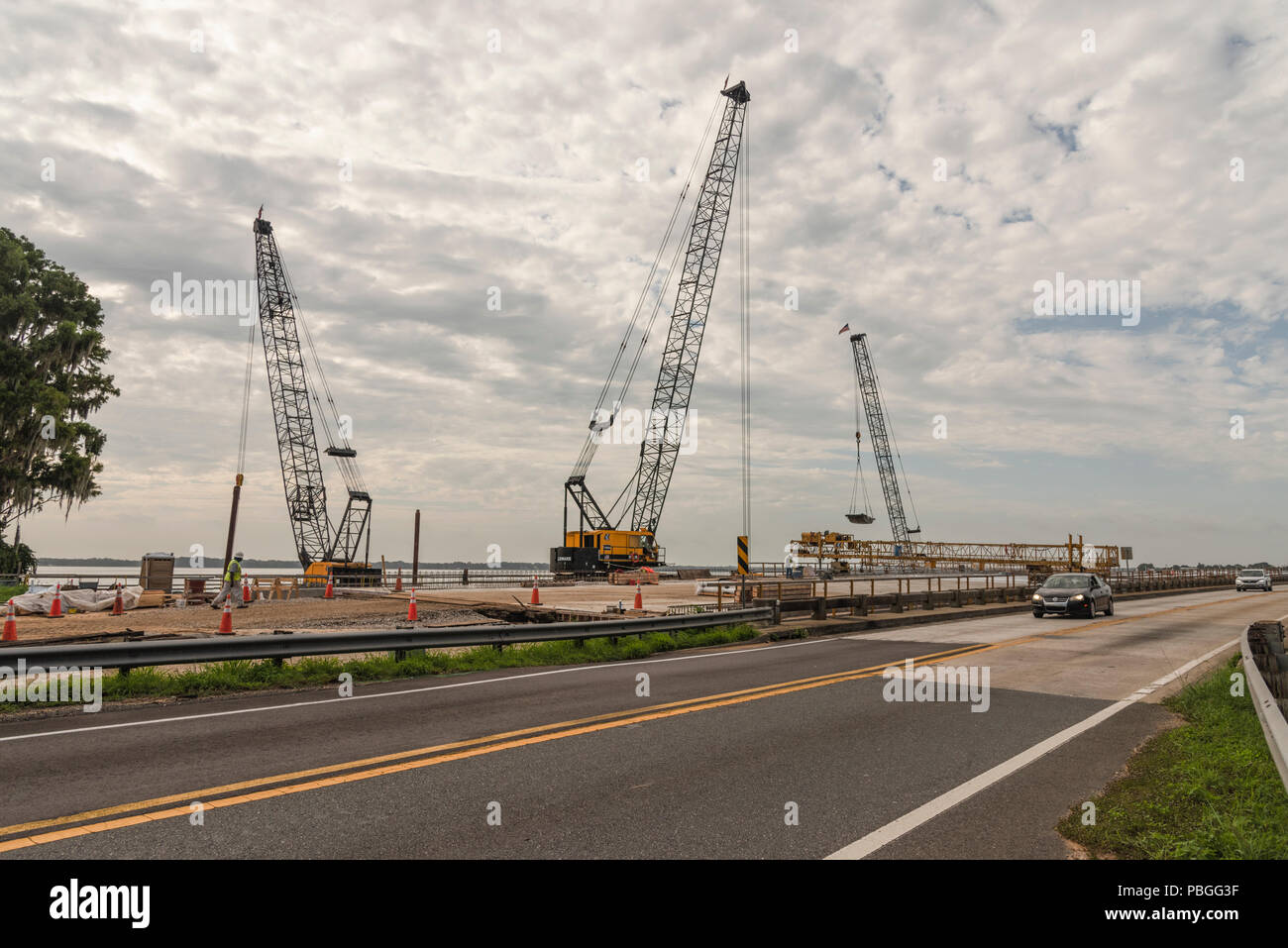 Aufbau der SR 19 Brücke am kleinen See Harris in Lake County, Florida, USA Stockfoto
