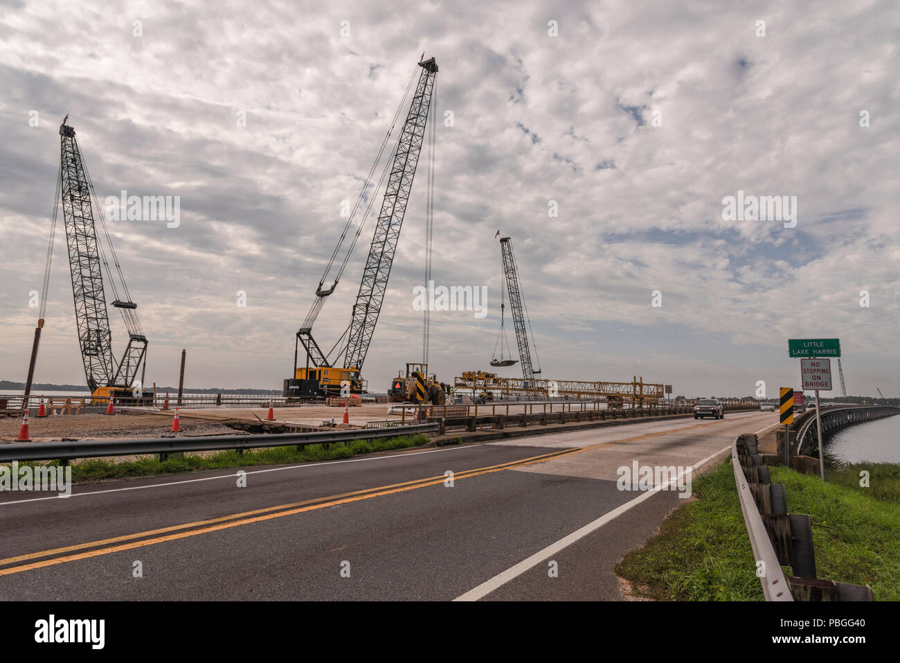 Aufbau der SR 19 Brücke am kleinen See Harris in Lake County, Florida, USA Stockfoto