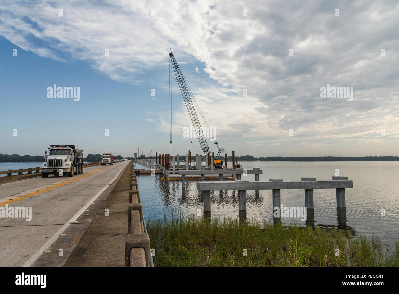 Aufbau der SR 19 Brücke am kleinen See Harris in Lake County, Florida, USA Stockfoto