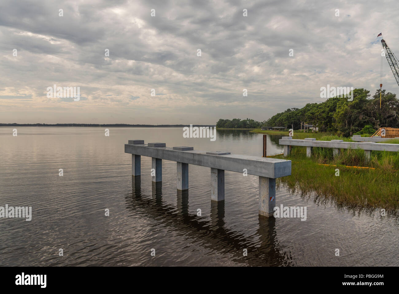 Aufbau der SR 19 Brücke am kleinen See Harris in Lake County, Florida, USA Stockfoto