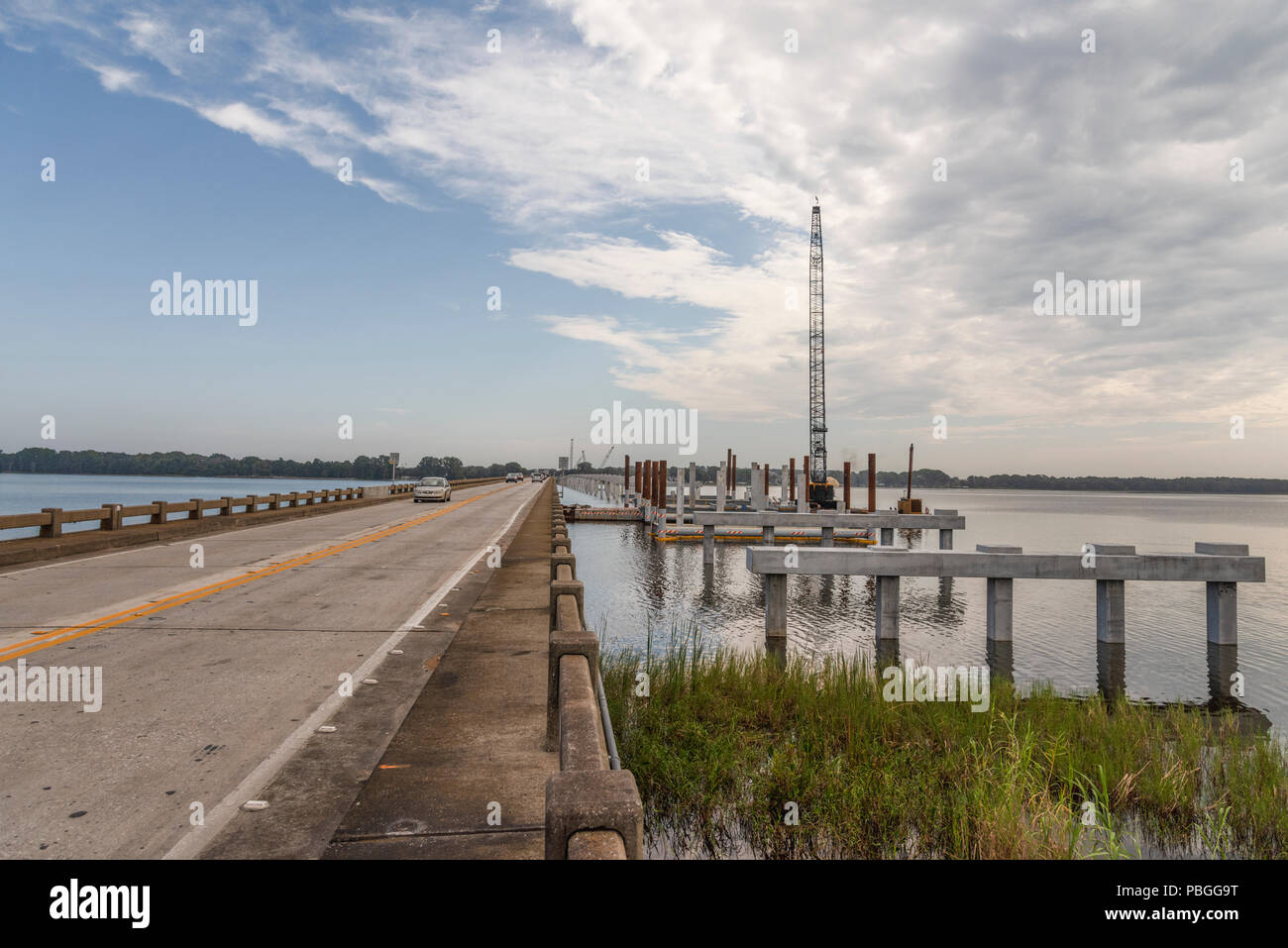 Aufbau der SR 19 Brücke am kleinen See Harris in Lake County, Florida, USA Stockfoto