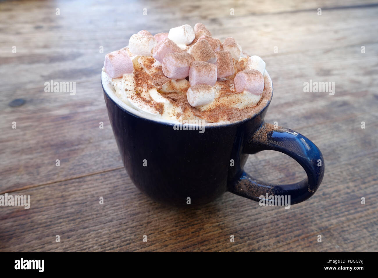 Heiße Schokolade mit Marshmallows in Blau Becher Stockfoto
