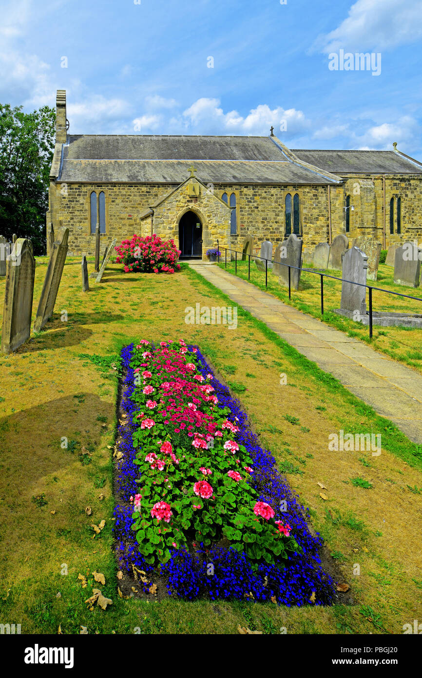 Heddon an der Wand St Andrews Sächsische Norman 630 AD Kirche und Friedhof mit Blumenbeet Stockfoto