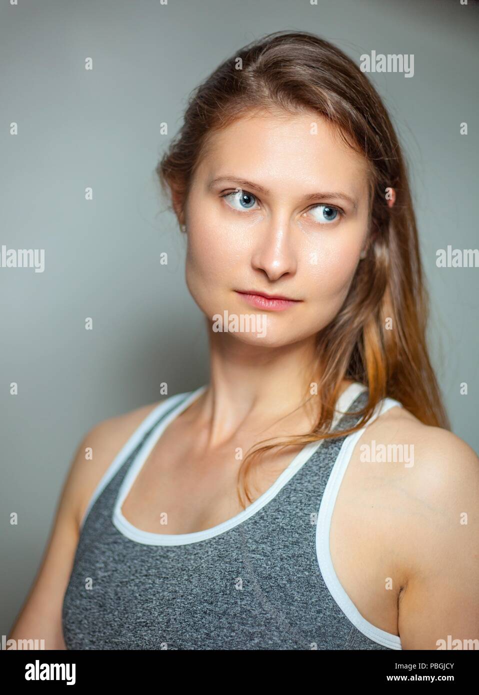 Porträt einer jungen Frau in einem fitness-bh Stockfoto