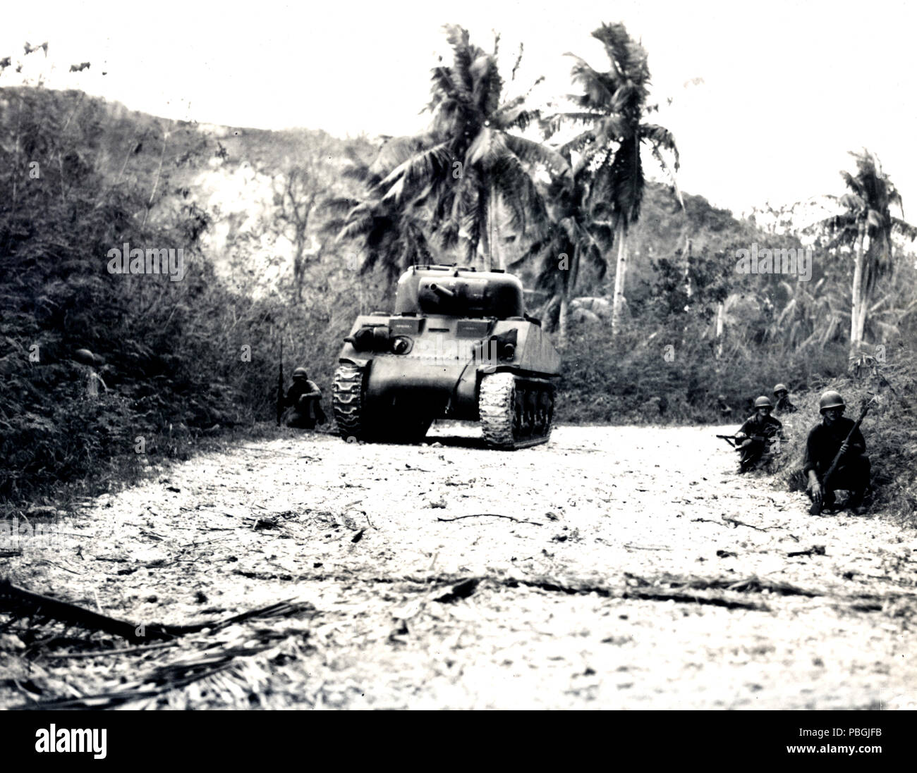 Weltkrieg II Foto-A Marine Corps Tank und gewehrschützen Bewegen entlang einer Straße auf Guam Stockfoto