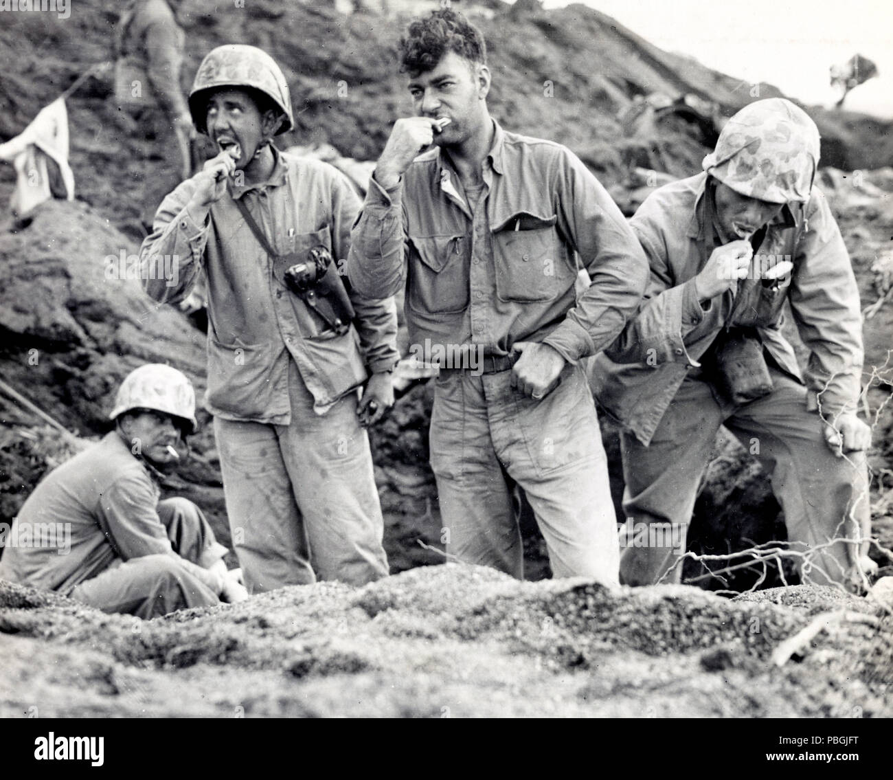 Marine Corps Korrespondenten und photogs ihre Zähne putzen auf Iwo Jima Stockfoto